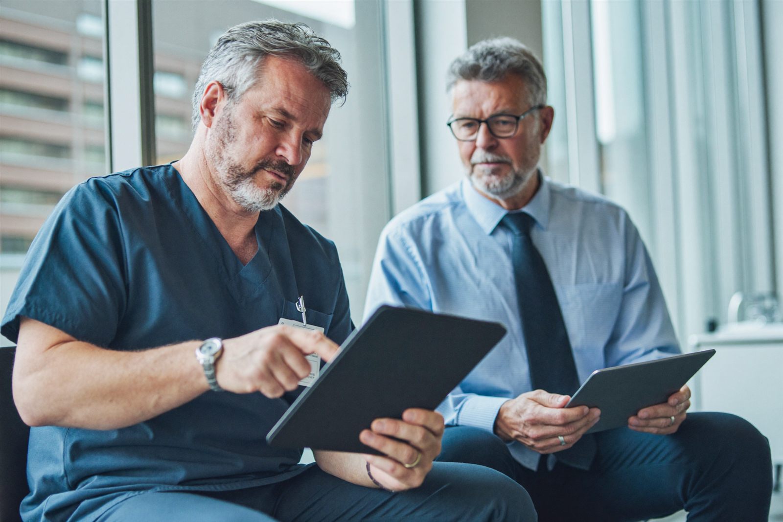 Équipe médicale en environnement hospitalier